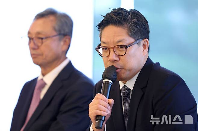 [서울=뉴시스] 박진희 기자 = 이성훈(한국화랑협회장·선화랑 대표) 키아프 서울 운영위원장과 패트릭 리(Patrick Lee) FRIEZE SEOUL(프리즈 서울) 디렉터가 19일 서울 중구 조선호텔에서 국내 최대 규모 아트페어 'Kiaf SEOUL·FRIEZE SEOUL 2026 공동 기자간담회'를 하고 있다. 2026.08.19. pak7130@newsis.com