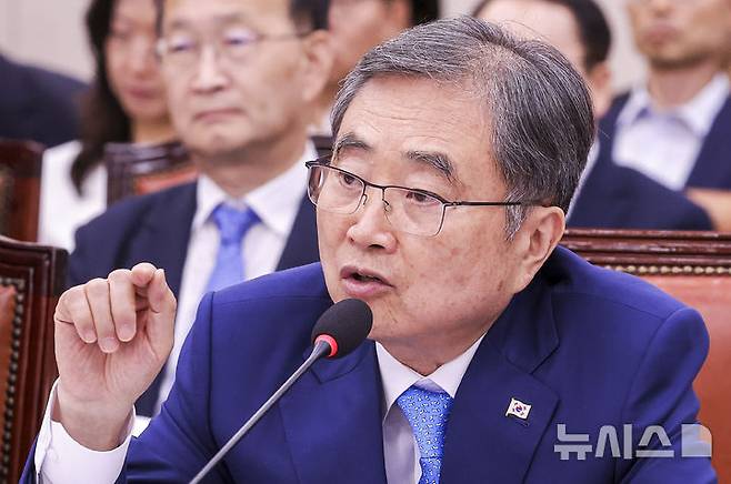 [서울=뉴시스] 정병혁 기자 = 조현 외교부 장관이 19일 서울 여의도 국회에서 열린 외교통일위원회 전체회의에서 질문에 답하고 있다. 2026.08.19. jhope@newsis.com