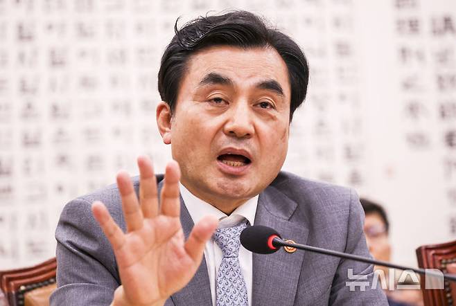 [서울=뉴시스] 정병혁 기자 = 안규백 국방부장관이 19일 서울 여의도 국회에서 열린 법제사법위원회 전체회의에서 질문에 답하고 있다. 2026.08.19. jhope@newsis.com