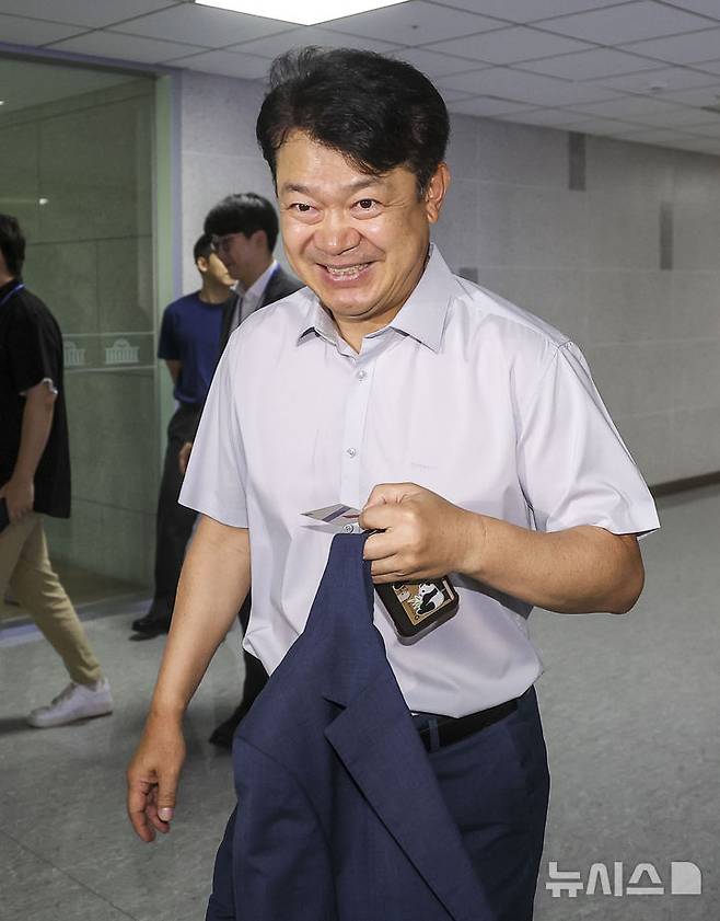 [서울=뉴시스] 정병혁 기자 = 복기왕 국회 국토교통위원회 소속 더불어민주당 의원이 22일 서울 여의도 국회에서 열린 당정협의회에 참석하고 있다. 2026.07.22. jhope@newsis.com