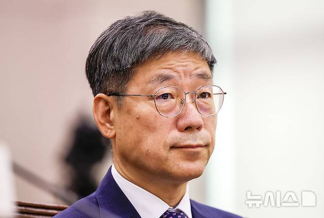 [서울=뉴시스] 정병혁 기자 = 노경필 법원행정처장이 19일 서울 여의도 국회에서 열린 법제사법위원회 전체회의에서 질문에 답하고 있다. 2026.08.19. jhope@newsis.com