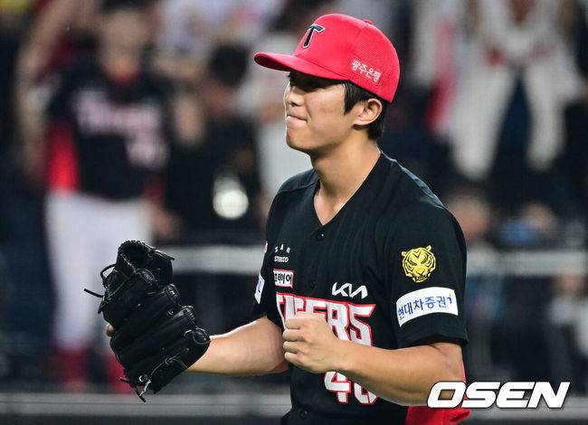 [OSEN=대전, 조은정 기자]프로야구 KIA 타이거즈가 한화 이글스의 추격을 뿌리치고 3연승에 성공했다.&nbsp;이범호 감독이 이끄는 KIA는 18일 대전 한화생명 볼파크에서 열린 2026 신한 SOL KBO리그 한화와의 원정경기에서 4-3 진땀승을 거뒀다. 이날 승리로 3연승을 달성한 KIA는 57승48패2무를 만들었다. 반면 4연패에 빠진 한화는 48승54패3무가 됐다.&nbsp;KIA 이의리가 승리를 기뻐하고 있다. 2026.08.18 /cej@osen.co.kr