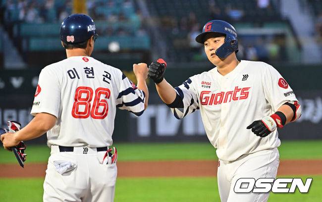 [OSEN=부산, 이석우 기자] 19일 부산 사직야구장에서 2026 신한 SOL KBO 리그 롯데 자이언츠와 키움 히어로즈의 경기가 열렸다. 홈팀 롯데는 로드리게스가, 방문팀 키움은 알칸타라가 선발 출전했다.롯데 자이언츠 한동희가 1회말 2사 2루 좌중간 1타점 안타를 치고 하이파이브를 하고 있다. 2026.08.19 / foto0307@osen.co.kr