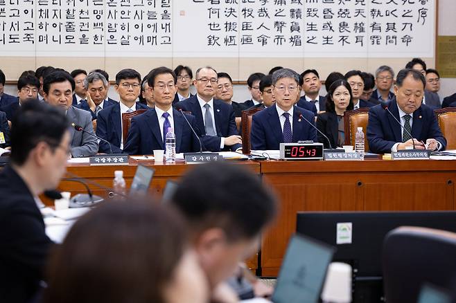 노경필 법원행정처장이 19일 서울 여의도 국회에서 열린 제438회 국회(임시회) 법제사법위원회 제1차 전체회의에 출석해 의원 질의에 답하고 있다.뉴스1