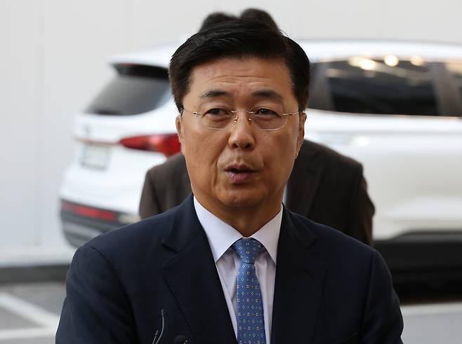 홍장원 전 국가정보원 1차장이 지난 5월 22일 ‘계엄 정당화 메시지 전달’ 의혹과 관련해 피의자 신분으로 조사를 받기위해 과천 권창영 2차 종합 특별검사팀으로 출석하며 기자의 질문에 답하고 있다. 연합뉴스