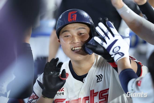 한동희가 18일 만루홈런을 날린 뒤 더그아웃에서 동료들의 환영을 받고 있다.  /사진=롯데 자이언츠