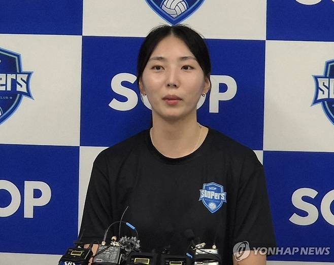 인터뷰하는 SOOP 고의정 (전남광주=연합뉴스) 김경윤 기자 = 프로배구 SOOP 고의정이 18일 전남광주 염주체육관에서 인터뷰를 하고 있다. 2026.8.18 cycle@yna.co.kr