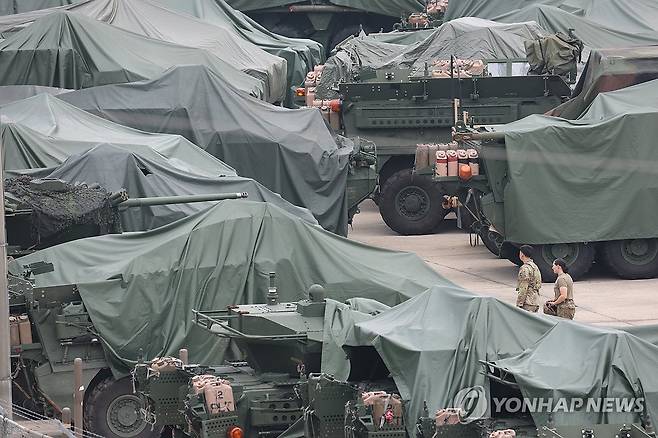 한미 UFS, 방어만 하고 21일 조기종료 (동두천=연합뉴스) 박동주 기자 = 한미 군 당국이 도널드 트럼프 미국 대통령의 한미연합훈련 축소 지시에 따라 현재 진행 중인 정례 한미 연합연습 '을지 자유의 방패'(UFS·Ulchi Freedom Shield)를 조기 종료하기로 한 19일 경기도 동두천시 주한미군 기지에 미군 차량이 대기하고 있다. 2026.8.19 pdj6635@yna.co.kr