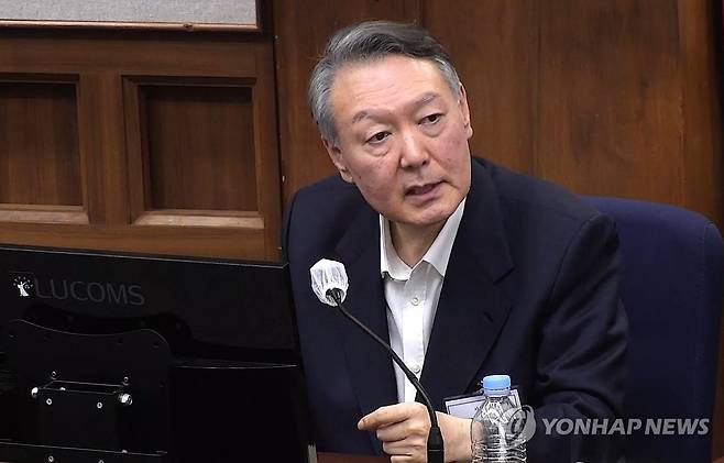 재판에서 발언하는 윤석열 전 대통령 (서울=연합뉴스) 윤석열 전 대통령이 29일 서울 서초구 서울중앙지법에서 열린 내란 우두머리 혐의 속행 공판에 출석해 발언하고 있다. 2025.12.29 [서울중앙지법 제공. 재판매 및 DB금지] photo@yna.co.kr