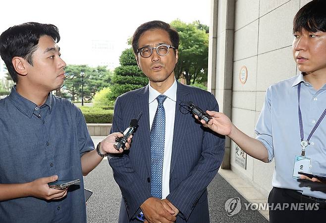 검경 합수본 찾은 이태한 선관위 특검 (서울=연합뉴스) 이진욱 기자 = 6·3 지방선거 투표용지 부족 사태 등을 수사할 선거관리위원회 특별검사로 임명된 이태한 권익위 비상임위원이 19일 서울 서초구 서울중앙지검에 마련된 국민참정권 침해 진상규명을 위한 검경 합동수사본부를 방문하고 있다. 2026.8.19 cityboy@yna.co.kr