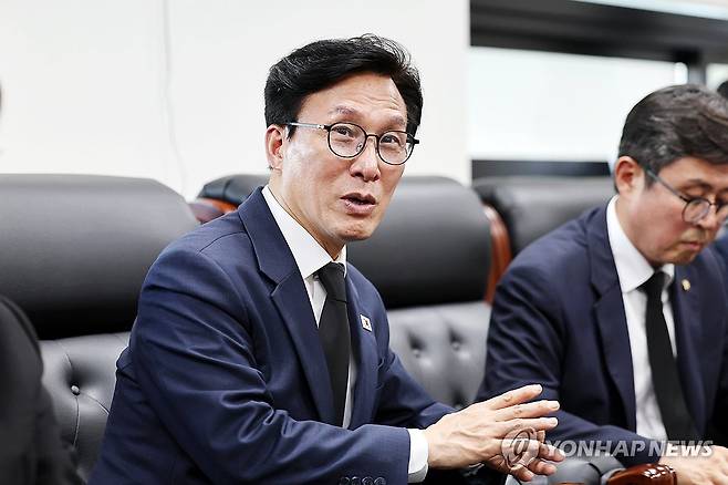 송형곤 전남광주통합특별시의회 의장 만난 김민석 신임 대표 (전남광주=연합뉴스) 정다움 기자 = 더불어민주당 김민석 신임 대표가 18일 오후 전남광주 북구 운정동 국립 5·18 민주묘지에서 참배를 마친 뒤 송형곤 전남광주통합특별시의회 의장과 만나 면담하고 있다. 2026.8.18 daum@yna.co.kr