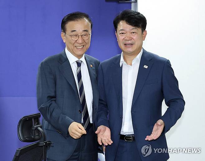 국토위 당정, 김윤덕 국토교통부 장관과 복기왕 간사 (서울=연합뉴스) 배재만 기자 = 김윤덕 국토교통부 장관(왼쪽)이 19일 국회 의원회관에서 열린 국토교통위 당정 협의에서 복기왕 더불어민주당 간사와 얘기를 나누고 있다. 2026.8.19 scoop@yna.co.kr
