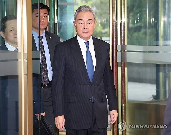 외교부 들어서는 왕이 중국 외교부장 (서울=연합뉴스) 안정원 기자 = 왕이 중국공산당 중앙외사판공실 주임 겸 외교부장이 한·중 외교장관 회담 및 공식 만찬에 참석하기 위해 19일 서울 종로구 정부서울청사 외교부로 들어서고 있다. 2026.8.19 [공동취재] jeong@yna.co.kr