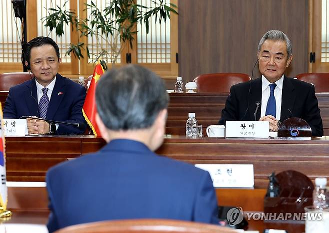 외교장관 회담 참석한 왕이 외교부장 (서울=연합뉴스) 안정원 기자 = 왕이 중국공산당 중앙외사판공실 주임 겸 외교부장이 19일 서울 종로구 정부서울청사 외교부에서 열린 한중 외교장관 회담에 참석해 있다. 2026.8.19 [공동취재] jeong@yna.co.kr