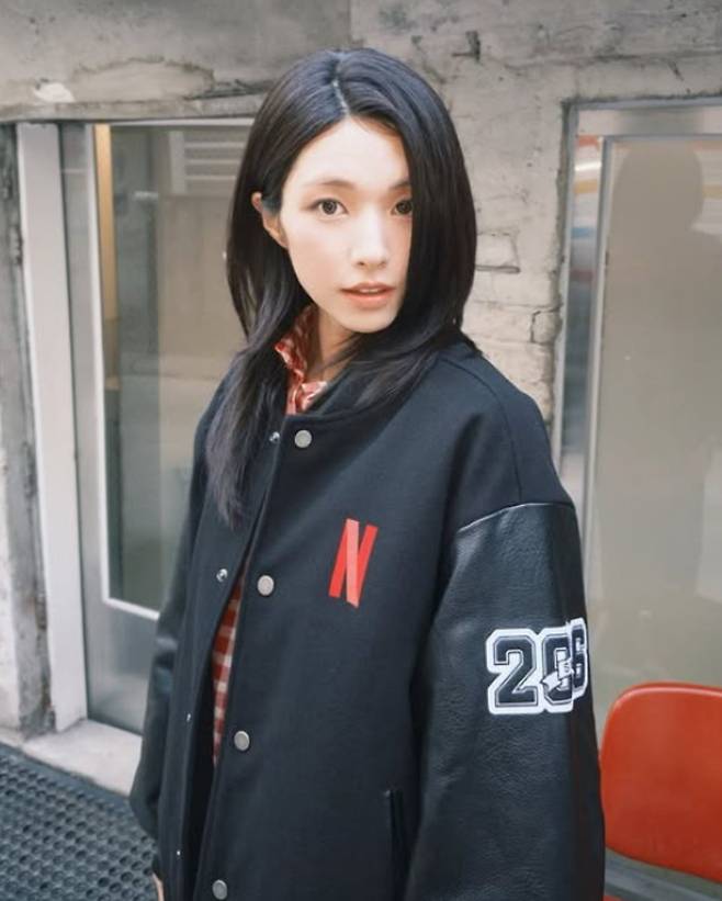 배우 하영이 촬영 중 카메라를 응시하고 있다. / 사진=하영 SNS