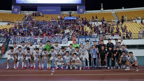 지난 8일 파주FC전을 승리로 장식한 수원FC 선수들이 기념촬영을 하고 있다. 2026.8.8 /한국프로축구연맹 제공