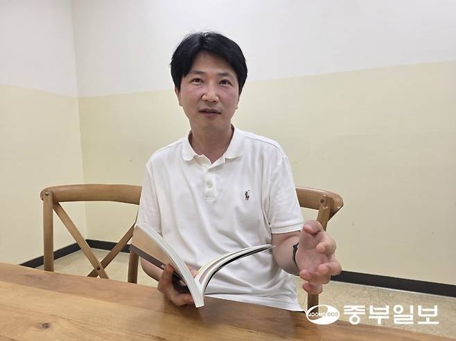 홍 작가가 책의 집필 의도를 비롯해 책에 담긴 반도체에 관한 내용을 설명하고 있다. 이준도기자