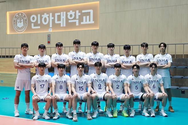 20일 충북 단양국민체육센터서 열린 2026 대한항공배 전국대학배구 단양대회 남자대학부서 우승한 인하대학교 선수단. 사진=한국대학배구연맹