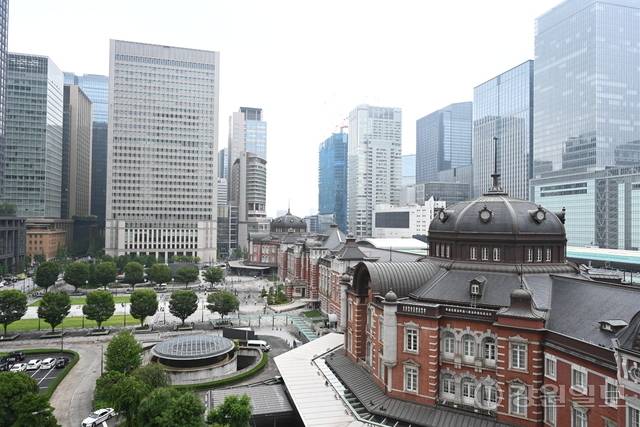키테 전망대에서 내려다본 도쿄역 마루노우치 광장(東京駅丸の内広場)고풍스러운 붉은 벽돌 역사와 그 뒤를 병풍처럼 둘러싼 현대적인 고층 빌딩 숲이 어우러져, 과거와 현재가 공존하는 모습. 일본 도쿄=김태훈기자