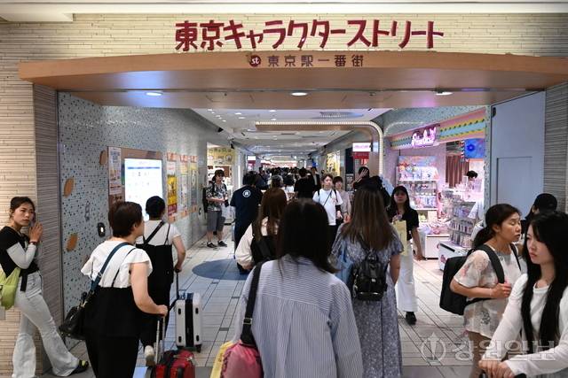 도쿄역 지하 대형 상점가인 '도쿄역 일번가(First Avenue Tokyo Station)' 내에 자리 잡은 '도쿄 캐릭터 스트리트(Tokyo Character Street)' 입구 전경. 일본의 유명 애니메이션과 캐릭터 굿즈 매장이 밀집해 있어, 여행용 캐리어를 끈 관광객들과 쇼핑객들로 붐비고 있다. 일본 도쿄=김태훈기자