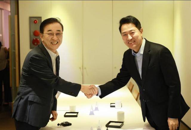 김윤덕 국토교통부 장관과 오세훈 서울시장이 20일 오전 서울 중구 커퍼런스하우스 달개비에서 '용산공원 주택공급' 관련 회동을 갖고 있다. [사진=국토교통부]