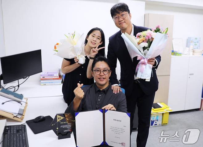 안성규 드림스폰 대표(가운데)와 김지혜 간호사(왼쪽), ‘드림스폰’을 통해 장학 혜택을 받은 채홍윤 변호사(오른쪽) (KT 제공)