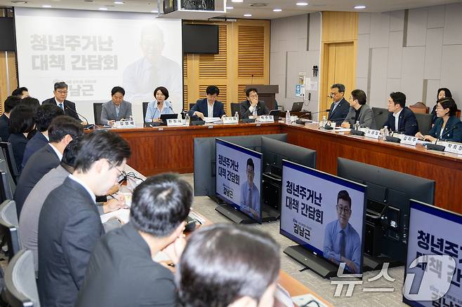 한정애 더불어민주당 사무총장이 20일 서울 여의도 국회 의원회관에서 열린 더불어민주당 서울시당 주최 청년주거난 대책 간담회에서 모두 발언을 하고 있다. 2026.8.20 ⓒ 뉴스1 유승관 기자
