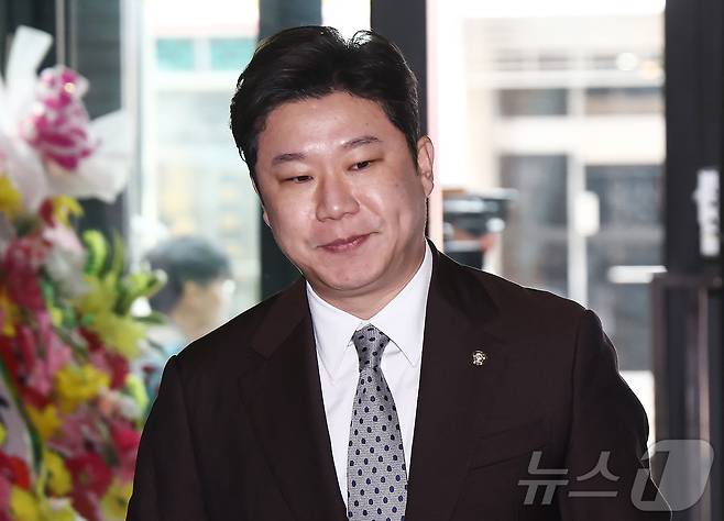 굳은 표정으로 윤리위 출석하는 진종오 의원