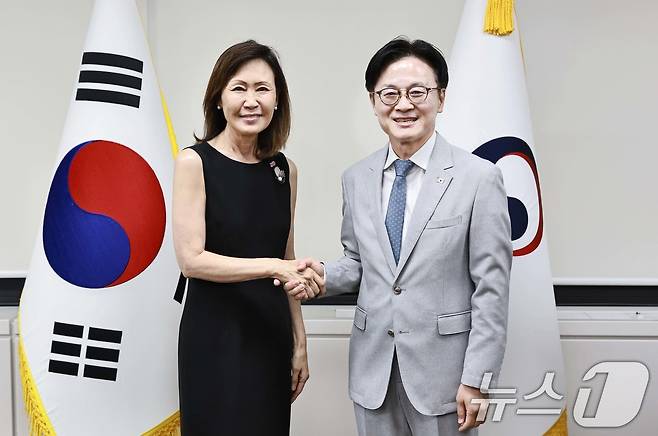 김정관 산업통상부 장관이 14일 오후 서울 종로구 정부서울청사에서 미셸 스틸 주한미국대사와 악수하고 있다. (산업통상부 제공. 재판매 및 DB금지) 2026.8.14 ⓒ 뉴스1
