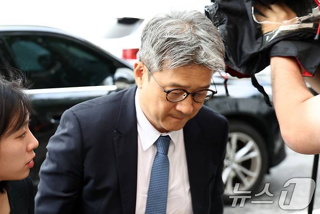 김건희 여사 도이치모터스 주가조작 수사 무마 의혹을 받는 이창수 전 서울중앙지검장이 3일 오전 경기 과천시 2차 종합특검 사무실에 피의자 신분으로 출석하고 있다. 2026.7.3 ⓒ 뉴스1 최지환 기자