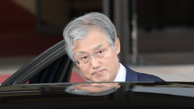 조희대 대법원장이 19일 서울 서초구 대법원 청사에서 퇴근하며 차량에 탑승하고 있다. 앞서 조 대법원장이 대법관 후보자 2명을 임명 제청한 데 대해 더불어민주당 지도부에선 “청와대와 사전 조율하는 관례를 깼다” “조희대씨는 물러나야 한다”는 반응이 나왔다. /최기웅 기자