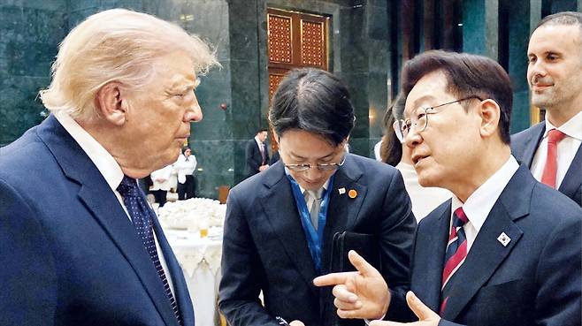 나토(NATO·북대서양조약기구) 정상회의에 참석 중인 이재명 대통령이 튀르키예 앙카라 대통령궁에서 열린 환영 만찬에서 도널드 트럼프 미국 대통령과 대화하는 모습. /청와대
