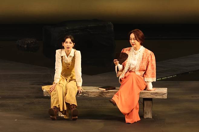 연극 '갈매기'에서 시골의 배우 지망생 소녀 '니나'(전미도·왼쪽)에게 모스크바에서 온 유명 여배우 '아르까지나'(우현주)는 선망의 대상이다. /뉴시스