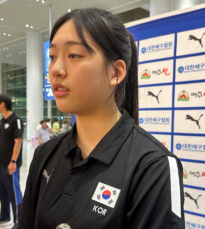 손서연이 19일 인천공항을 통해 귀국한 뒤 취재진과 인터뷰하고 있다. 인천공항=이형석 기자 