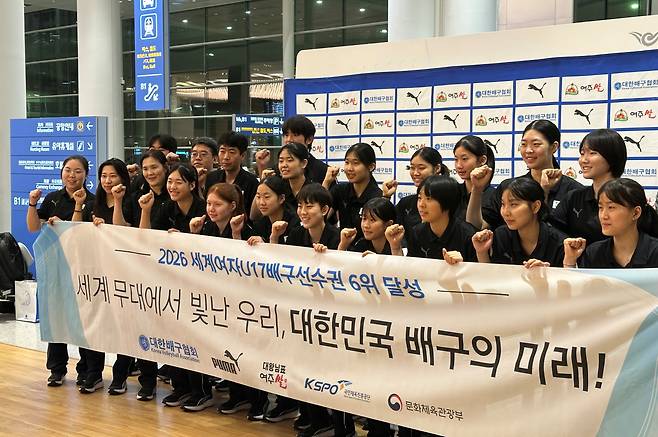 U-17 여자 대표팀이 19일 귀국한 뒤 인천공항에서 가진 해단식에서 파이팅을 외치고 있다. 인천공항=이형석 기자 