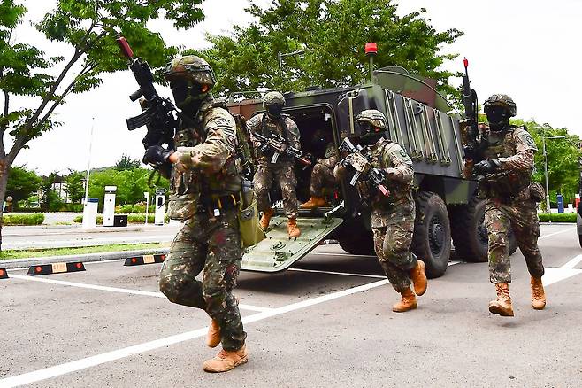 19일 오후 경북 경주시 보문단지 내 화백컨벤션센터에서 실시된 2026년 을지훈련에서 K806 차륜형 장갑차로 테러 현장에 도착한 육군 50사단 초기대응반과 기동타격대원들이 건물 내부에 있는 테러범을 진압하기 달려가고 있다.   이번 훈련은 드론을 이용한 테러를 초기에 진압하기 위해 실시됐다. 뉴스1