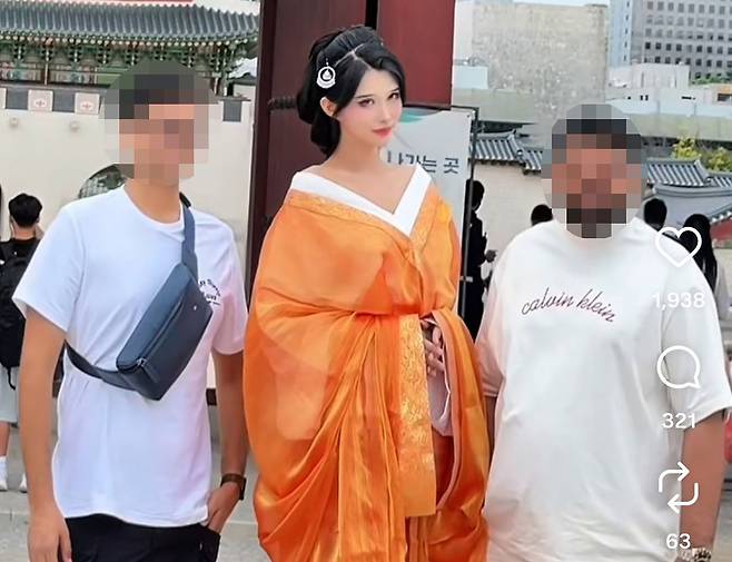 중국 전통의상인 한푸를 입은 중국 인플루언서(가운데)가 경복궁에서 외국인 관광객들과 기념촬영하고 있다. 사진 서경덕 교수