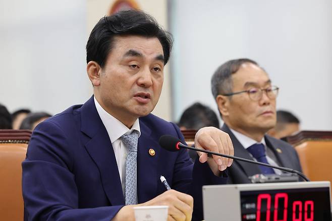 안규백 국방부 장관이 20일 오전 서울 여의도 국회에서 열린 국방위원회 전체회의에서 의원질의에 답하고 있다. 뉴스1