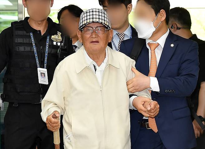 국민의힘과의 정교유착 비리 의혹을 받는 이만희 신천지 총회장이 서울 서초구 서울중앙지방법원에서 열린 구속 전 피의자 심문(영장실질심사)에 출석하고 있는 모습이다. 중앙포토
