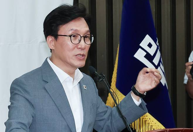 김민석 더불어민주당 대표가 20일 국회에서 열린 의원총회에서 발언하고 있다. 임현동 기자