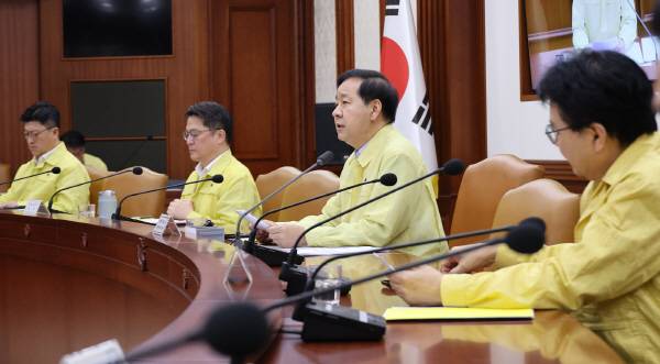 구윤철(오른쪽 두 번째) 부총리 겸 재정경제부 장관이 20일 정부서울청사에서 열린 ‘비상경제본부 희의 겸 경제관계장관회의 겸 민생물가 특별관리 관계장관 태스크포스(TF)’에서 발언하고 있다. 연합뉴스
