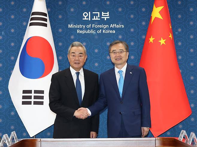 조현 외교부 장관과 왕이 중국공산당 중앙외사판공실 주임 겸 외교부장이 19일 서울 종로구 정부서울청사 외교부에서 열린 한중 외교장관 회담에서 악수하며 기념 촬영을 하고 있다. 연합뉴스