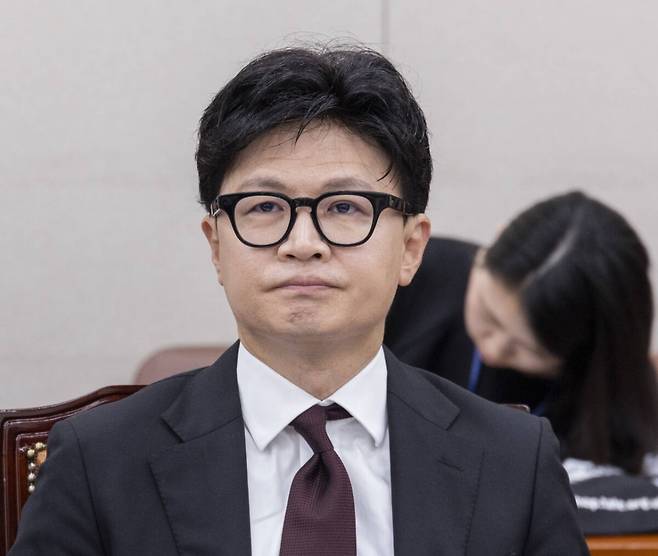 무소속 한동훈 의원이 19일 국회에서 열린 외교통일위원회 전체 회의에 참석해 동료 의원 발언을 듣고 있다. 연합뉴스