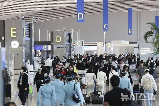 [인천공항=뉴시스] 김근수 기자 = 일본 골든위크와 중국 노동절 연휴가 겹치는 주말인 3일 오전 인천국제공항 제2여객터미널에서 여행객들이 이동하고 있다. 2026.05.03. ks@newsis.com