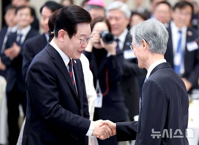 [서울=뉴시스] 고범준 기자 = 이재명 대통령이 지난 1월 2일 청와대 영빈관에서 열린 2026년 신년인사회에 입장하며 조희대 대법원장과 악수하고 있다. (청와대통신사진기자단) 2026.08.20. bjko@newsis.com