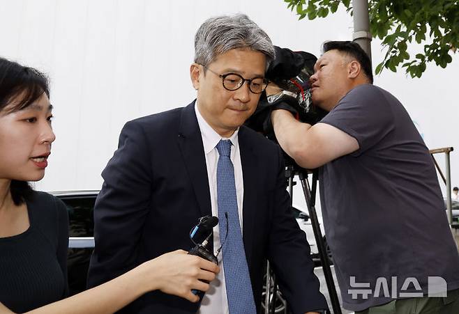 [과천=뉴시스] 김혜진 기자 = 이창수 전 서울중앙지검장이 3일 경기 과천시 2차 종합특검 사무실에 피의자 조사를 받기 위해 출석하고 있다. 2026.07.03. jini@newsis.com