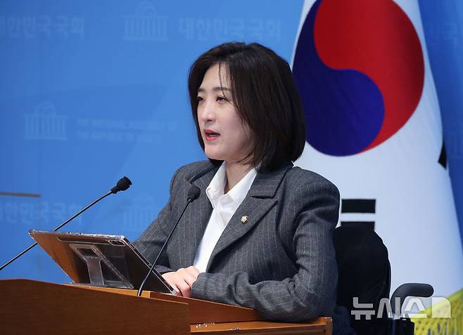[서울=뉴시스] 김금보 기자 = 최보윤 국민의힘 수석대변인이 19일 오후 서울 여의도 국회 소통관에서 현안 논평을 하고 있다. 2026.02.19. kgb@newsis.com