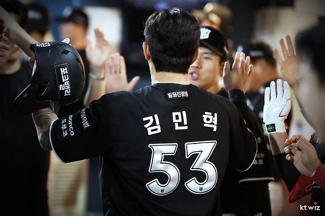 [서울=뉴시스] 프로야구 KT 위즈 김민혁이 11일 창원NC파크에서 열린 2026 신한 쏠 KBO리그 NC 다이노스와의 경기에서 득점을 낸 뒤 동료들의 축하를 받고 있다. (사진=KT 위즈 제공) 2026.08.11.