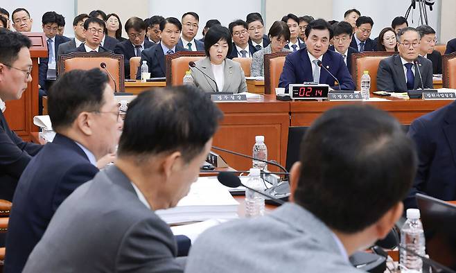 안규백 국방부 장관이 20일 국회 국방위원회 전체회의에서 국방위원인 국민의힘 성일종 의원의 도널드 트럼프 미국 대통령 '북한 57개 핵무기 보유' 발언 관련 질의에 답하고 있다. 연합뉴스