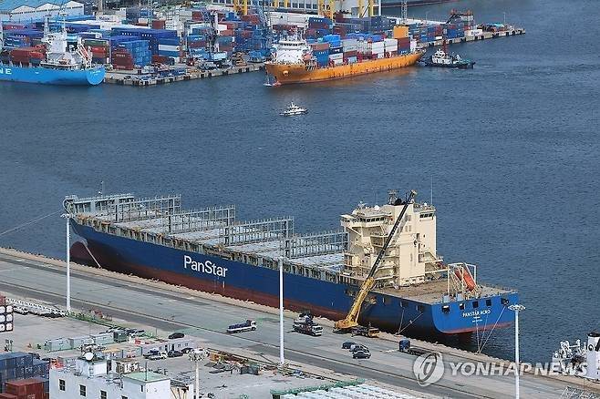 2026년 8월 20일 부산 북항에 북극항로 시범운항에 투입될 극지 운항에 적합한 내빙 성능을 갖춘 2천800TEU급 컨테이너선 ‘팬스타 아크로’호가 정박해 있다. 연합뉴스
